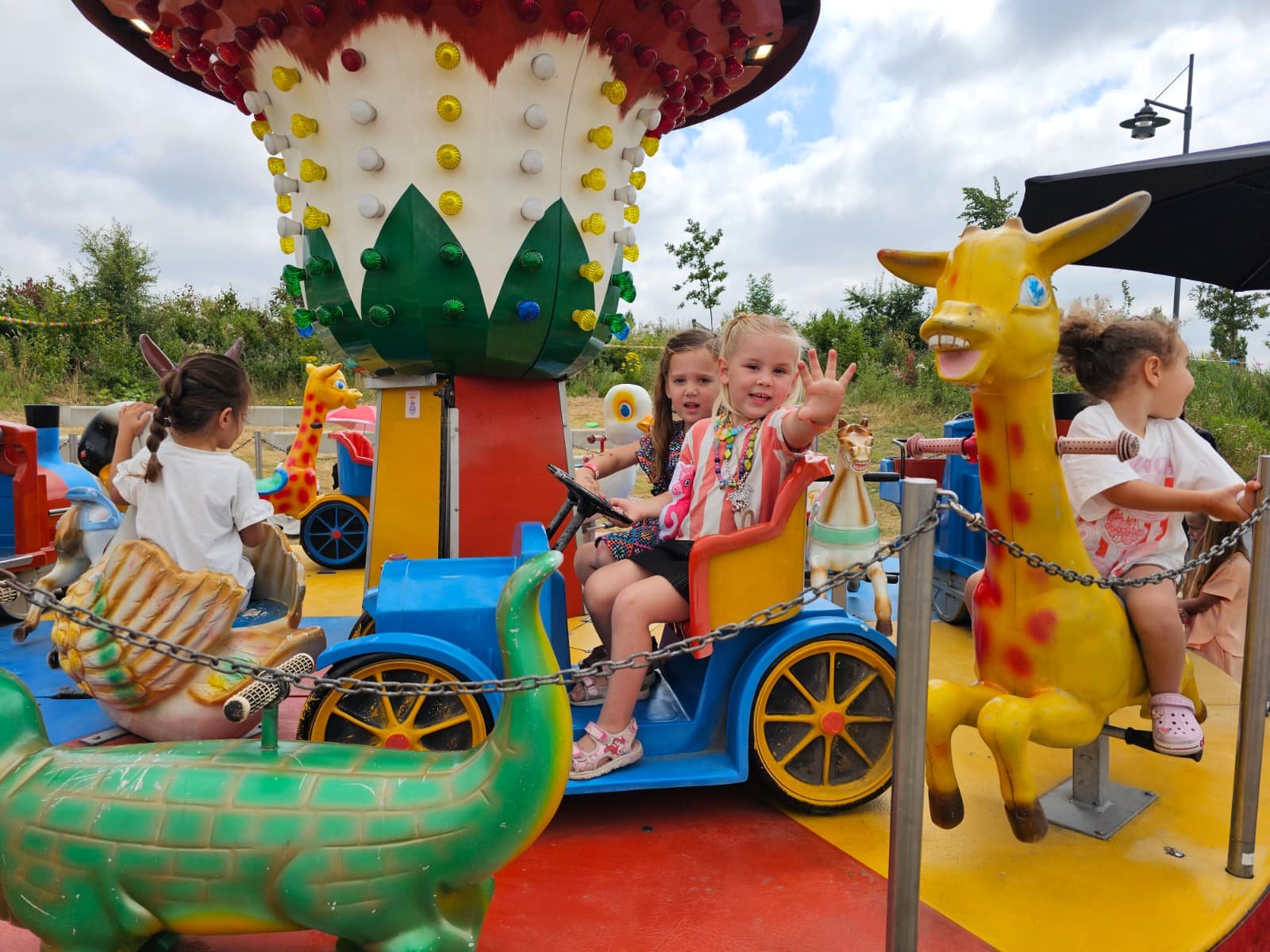 Kinderen op de draaimolen