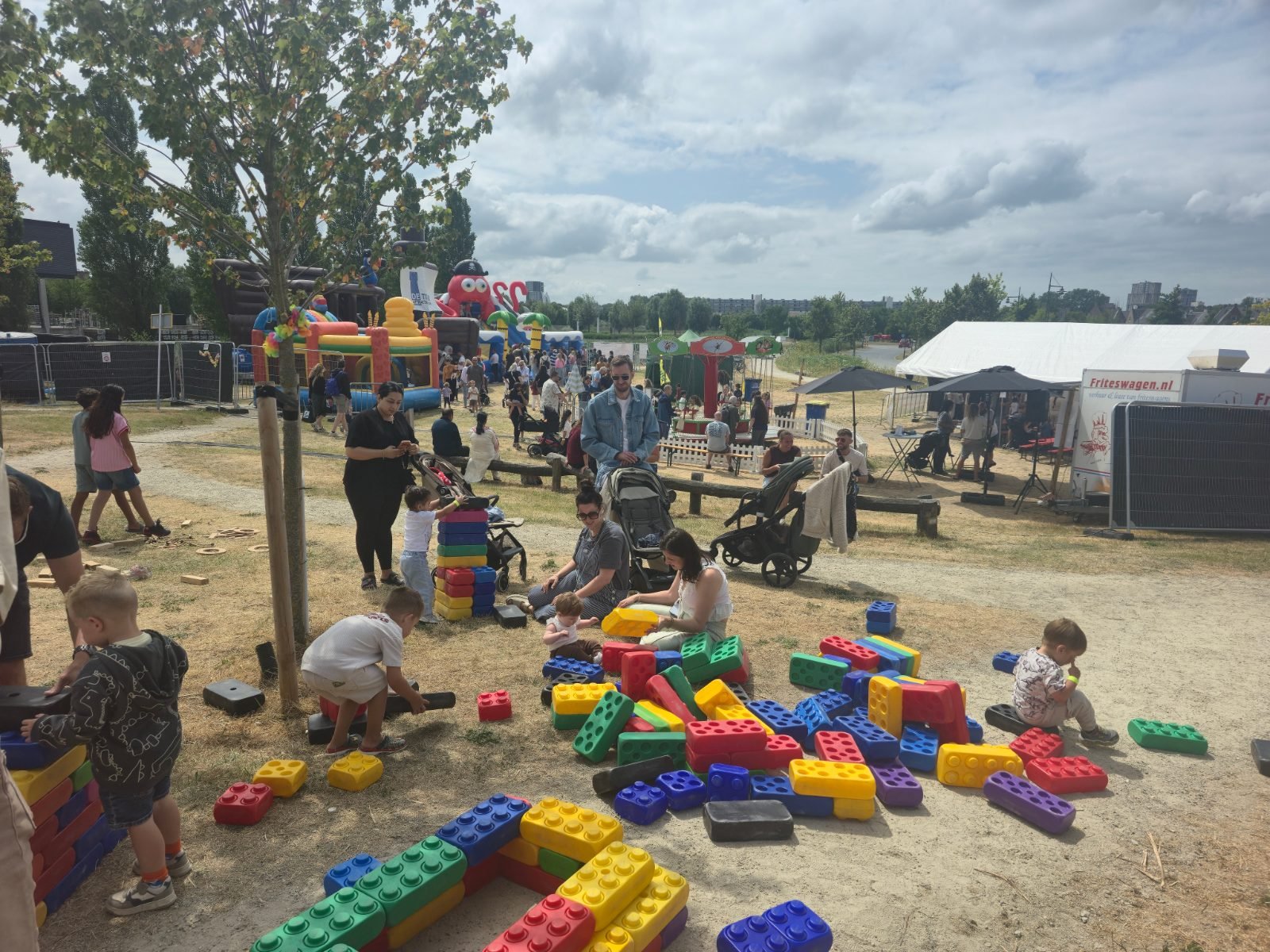 Kinderen bouwen met mega duplo