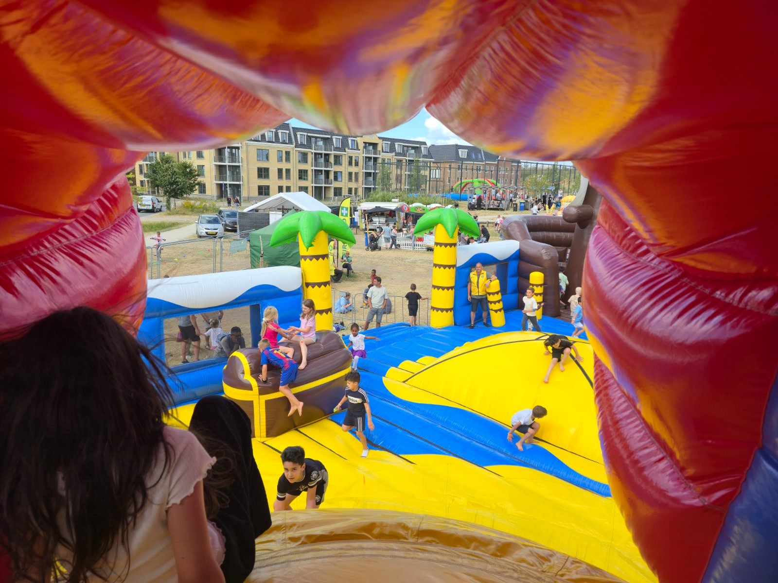 Spelen op het mega springkussen